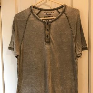 Men’s lucky brand T